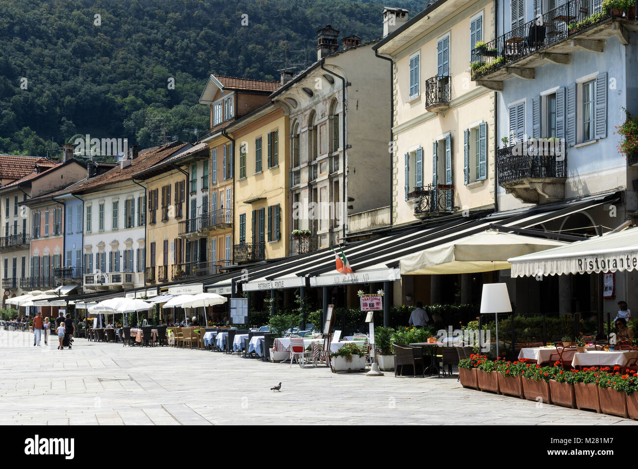 Case colorate e ristoranti sul lungomare, il centro storico di Cannobio sul Lago Maggiore, Verbano-Cusio-Ossola Provincia Foto Stock