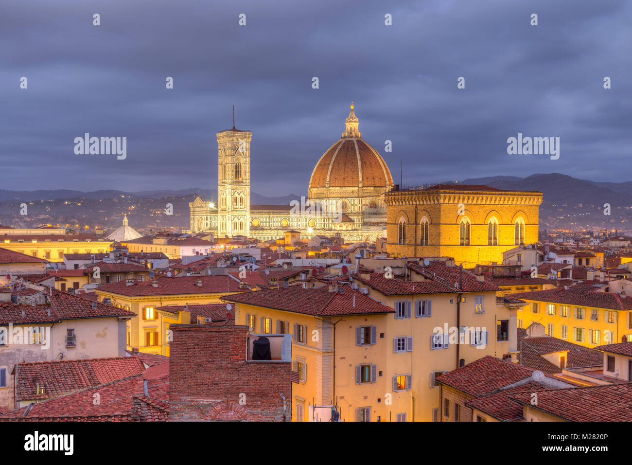 Vista su Firenze con il Duomo di Santa Maria del Fiore e la chiesa di Orsanmichele al crepuscolo, Firenze, Toscana, Italia Foto Stock
