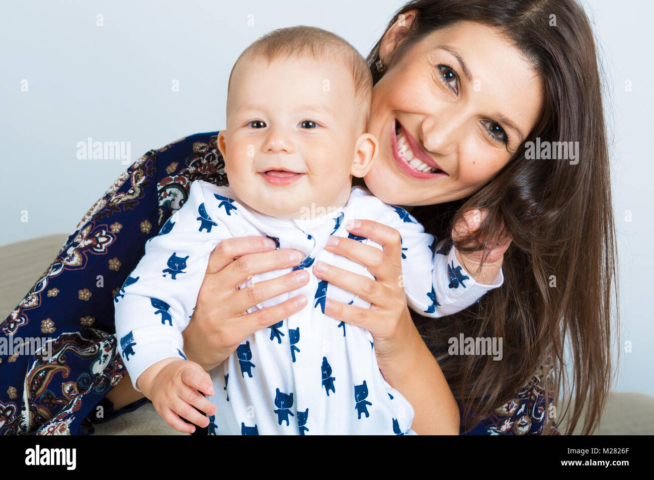 Ritratto di una famiglia felice. Donna sorridente con un bambino in braccio. La madre e il bambino Foto Stock