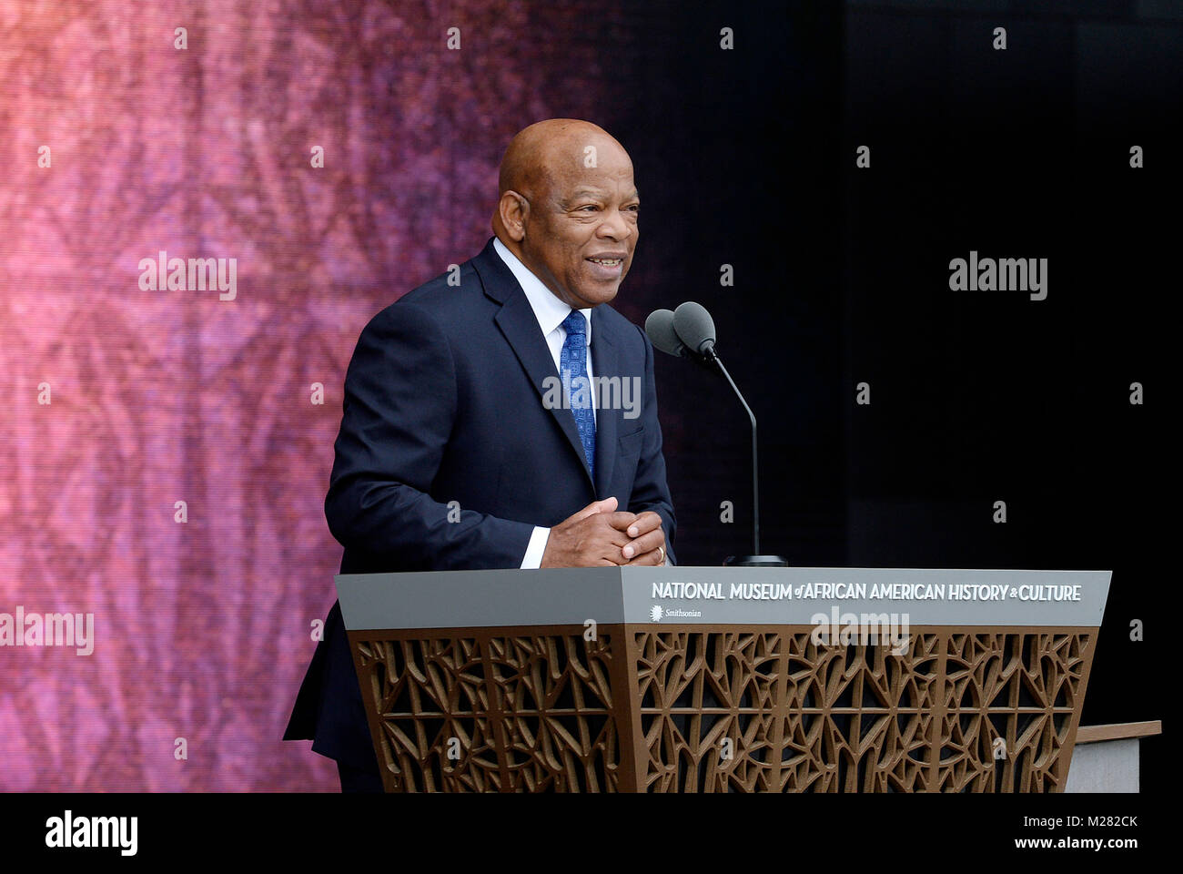 Rappresentante degli Stati Uniti John Lewis (Democratico della Georgia) parla in occasione della cerimonia di apertura del Smithsonian National Museum of African American Storia e cultura il 24 settembre 2016 a Washington, DC. Il museo è l'apertura di tredici anni dopo che il Congresso e il Presidente George W Bush autorizzato la sua costruzione. Credito: Olivier Douliery / Pool via CNP /MediaPunch Foto Stock