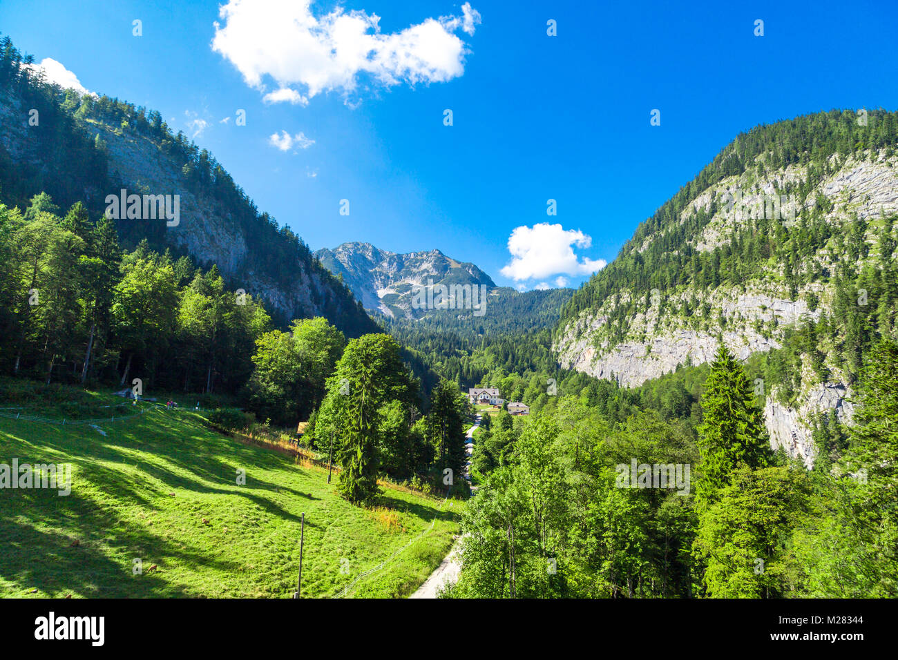 Alp vista montagne da Saslzberg (Montagna di sale) sopra touristic Hallstatt villaggio nella regione del Salzkammergut, Austria. Foto Stock