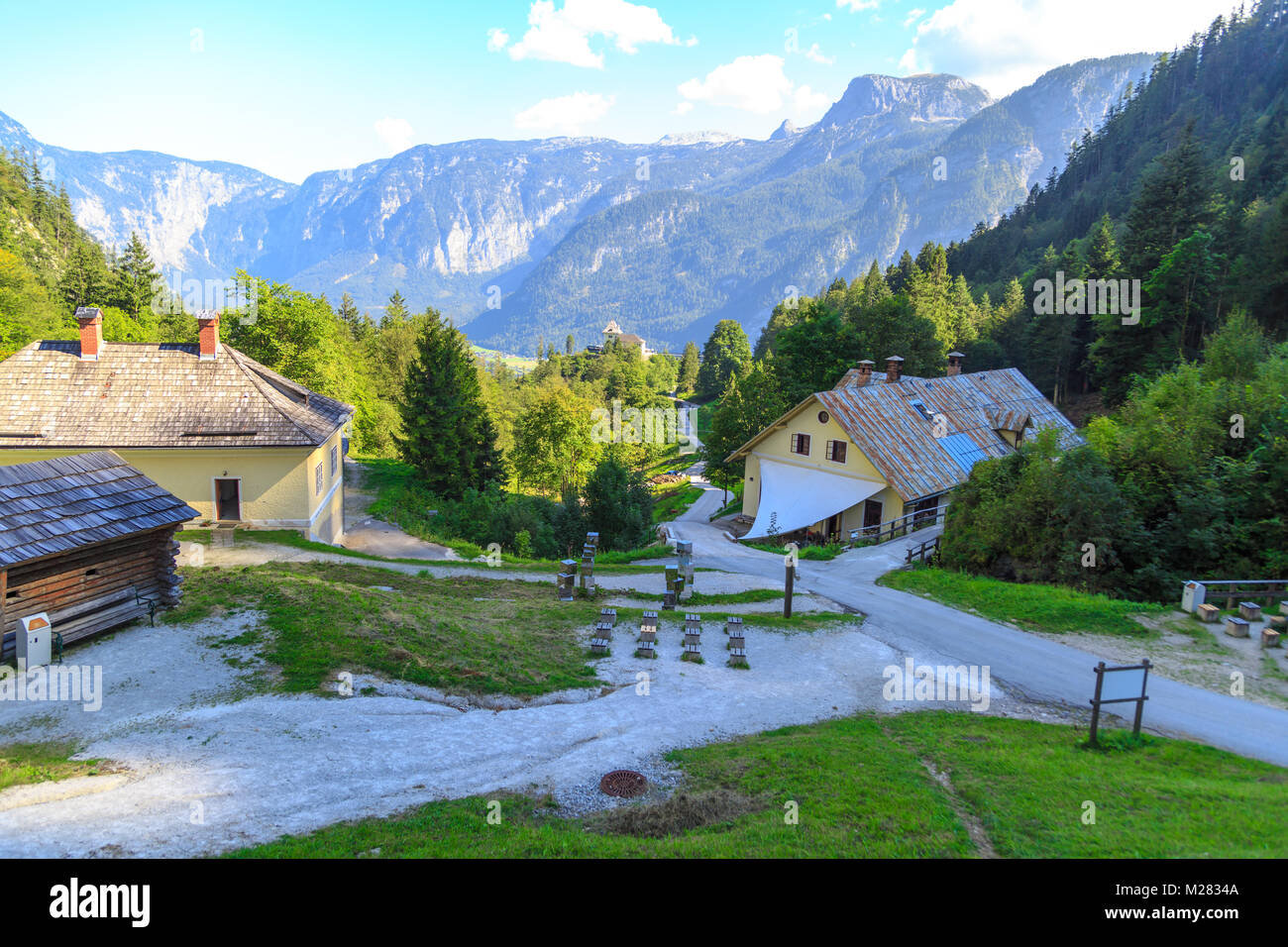 Alp vista montagne da Saslzberg (Montagna di sale) sopra touristic Hallstatt villaggio nella regione del Salzkammergut, Austria. Foto Stock