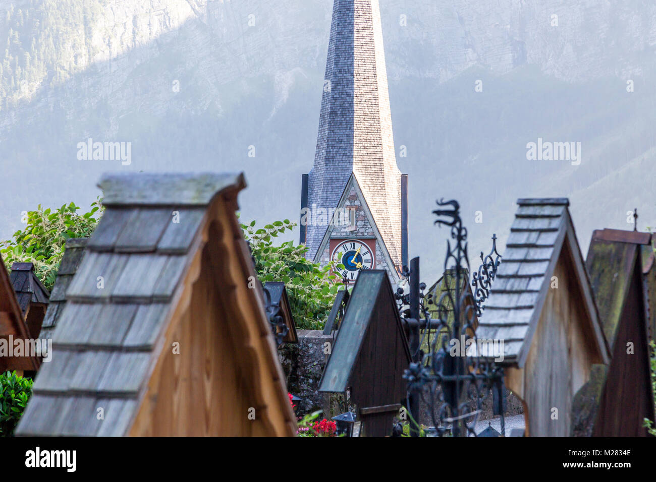 Paesaggio Hallstatt village vista da Beinhaus Ossario giardino, noto anche come casa di osso, con iconica storiche case di montagna tra alta Alp Mountai Foto Stock