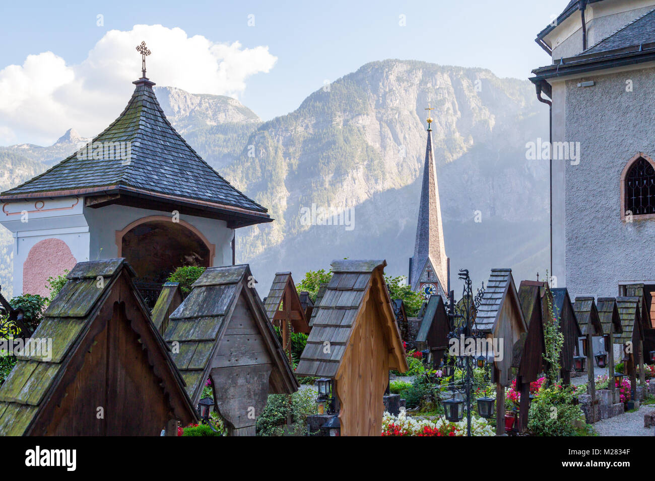 Paesaggio Hallstatt village vista da Beinhaus Ossario giardino, noto anche come casa di osso, con iconica storiche case di montagna tra alta Alp Mountai Foto Stock