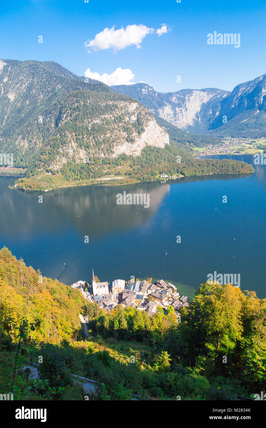 Vista del paesaggio di Hallstatt case di città con il lago e Austrian Alp montagne del Salzkammergut. Foto Stock