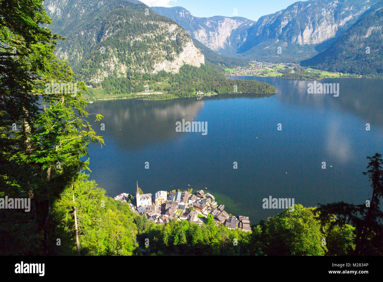 Vista del paesaggio di Hallstatt case di città con il lago e Austrian Alp montagne del Salzkammergut. Foto Stock