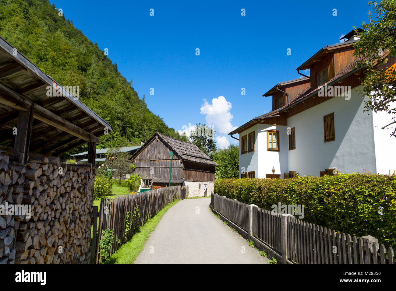Hallstatt villaggio storico con case di montagna intorno, tra Alp Montagne in area Salzkammergut. Foto Stock