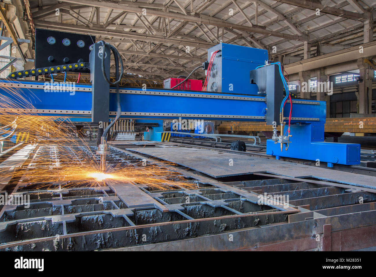 Semi-automatico di gas-macchina di saldatura e taglio laser nel processo. Tubo sistema di taglio Foto Stock