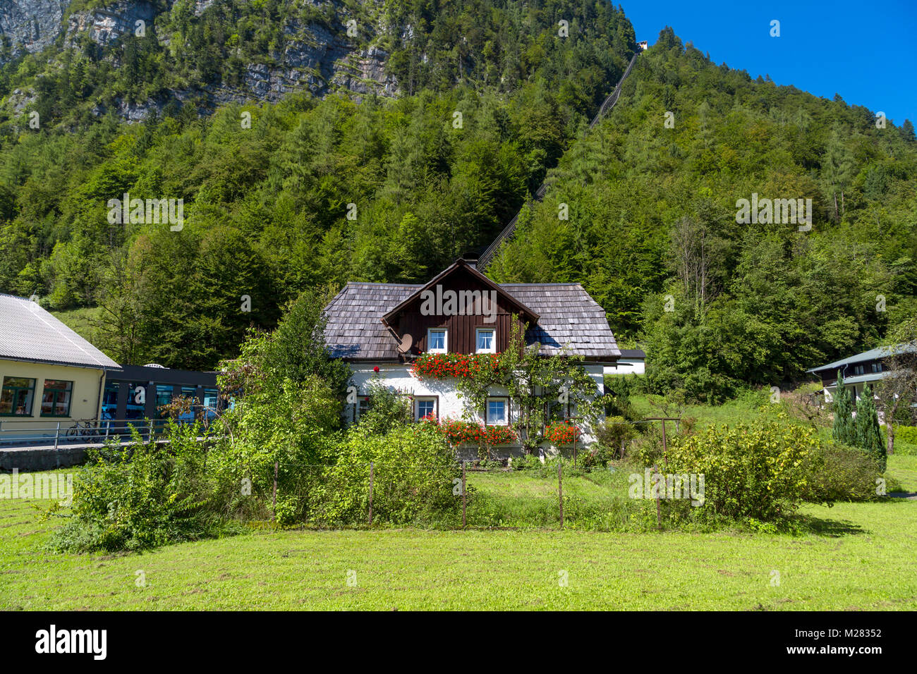 Hallstatt villaggio storico con case di montagna intorno, tra Alp Montagne in area Salzkammergut. Foto Stock