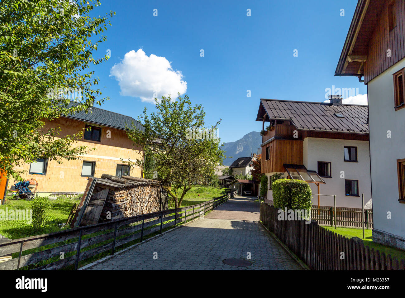 Hallstatt villaggio storico con case di montagna intorno, tra Alp Montagne in area Salzkammergut. Foto Stock