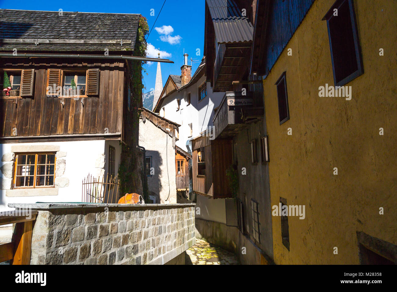 Hallstatt villaggio storico con case di montagna intorno, tra Alp Montagne in area Salzkammergut. Foto Stock