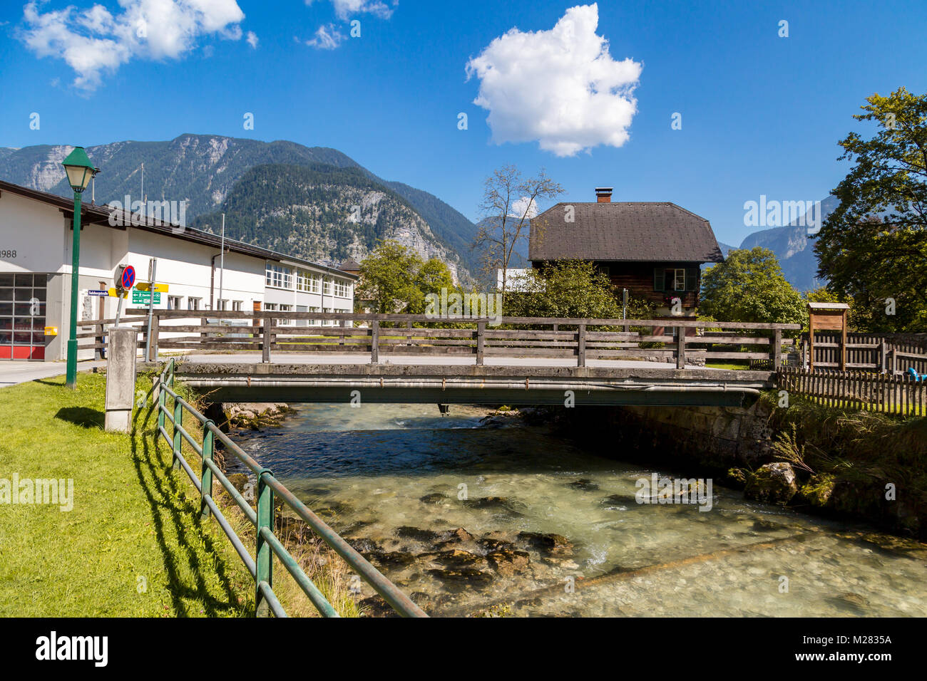 Hallstatt villaggio storico con case di montagna intorno, tra Alp Montagne in area Salzkammergut. Foto Stock