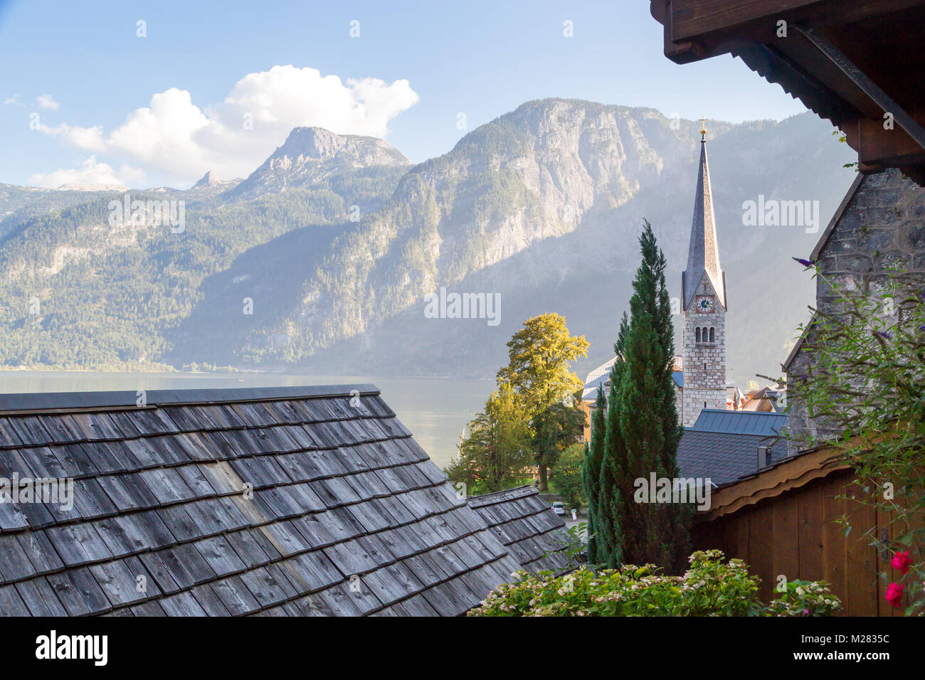 Vista del villaggio di Hallstatt con fantasia case di montagna e la chiesa da Hallstatt lago tra alte montagne di alp. Foto Stock