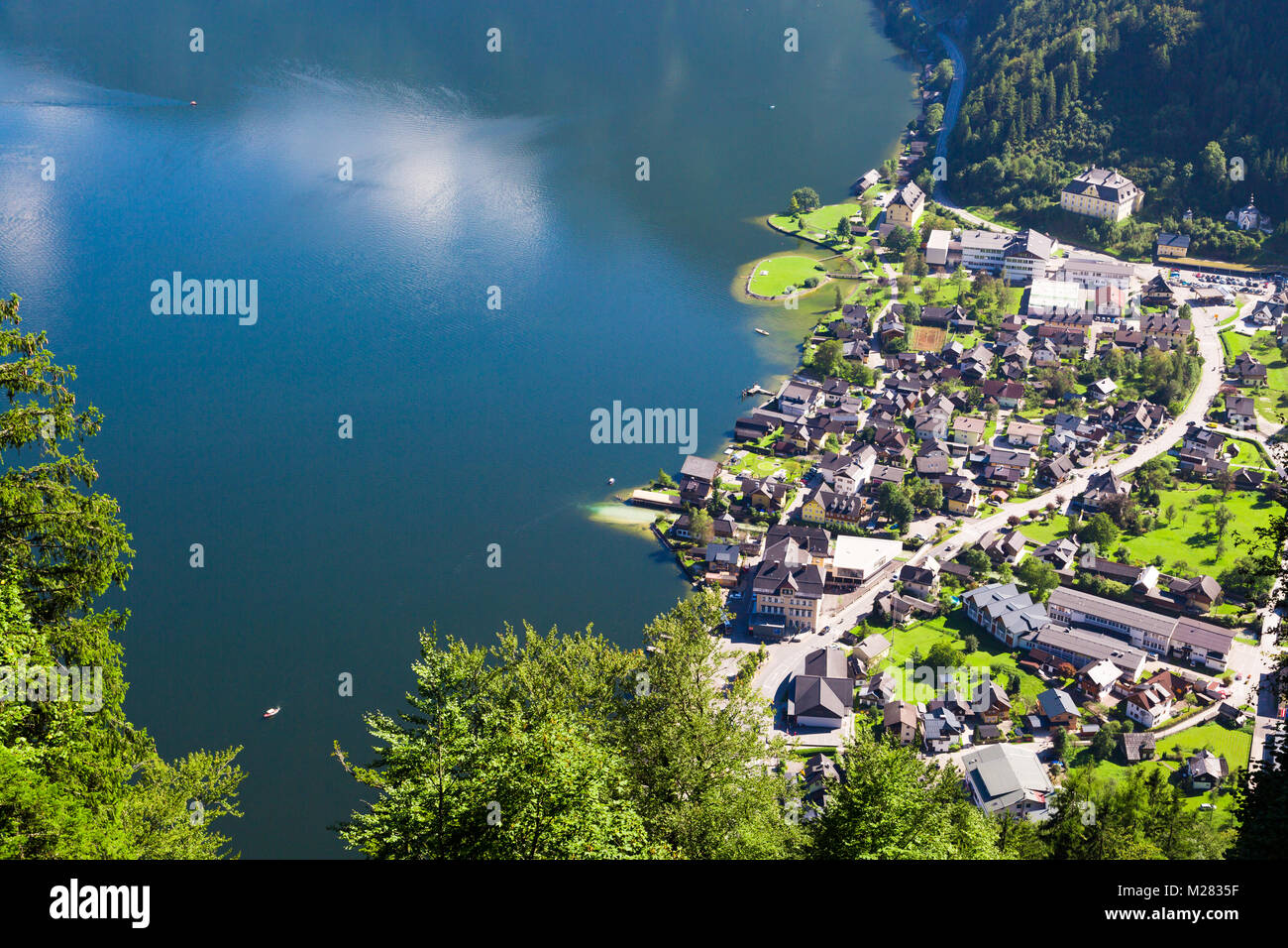 Iconico panorama di Hallstatt villaggio con fantasia case di montagna da Hallstatt lago tra alte montagne di alp. Foto Stock