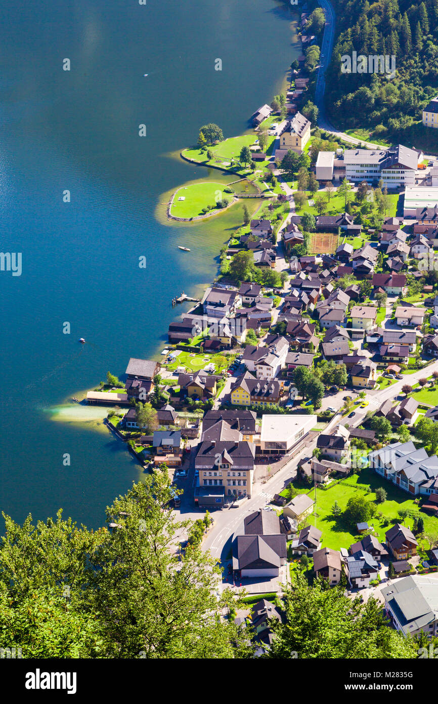 Iconico panorama di Hallstatt villaggio con fantasia case di montagna da Hallstatt lago tra alte montagne di alp. Foto Stock