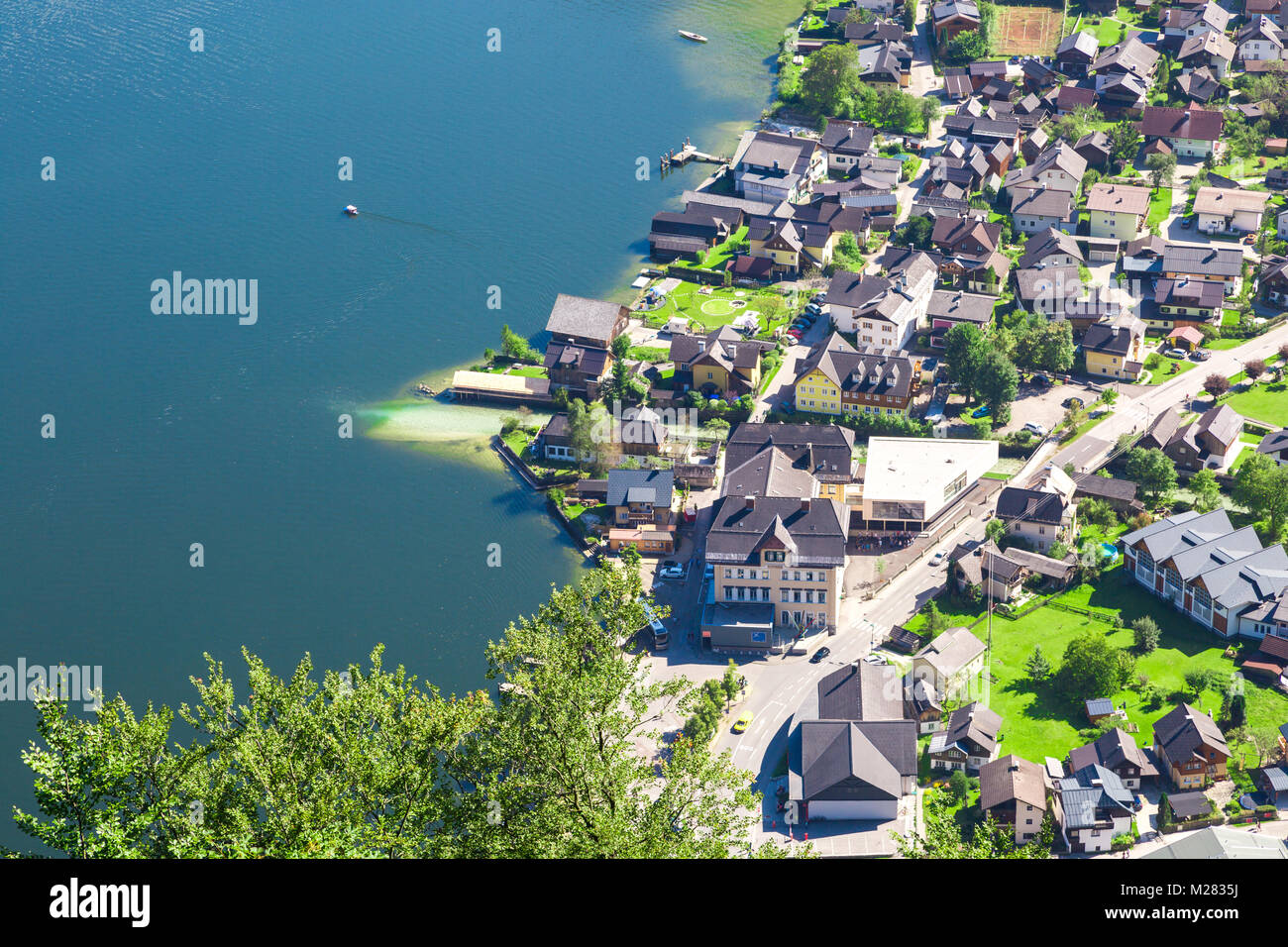 Iconico panorama di Hallstatt villaggio con fantasia case di montagna da Hallstatt lago tra alte montagne di alp. Foto Stock