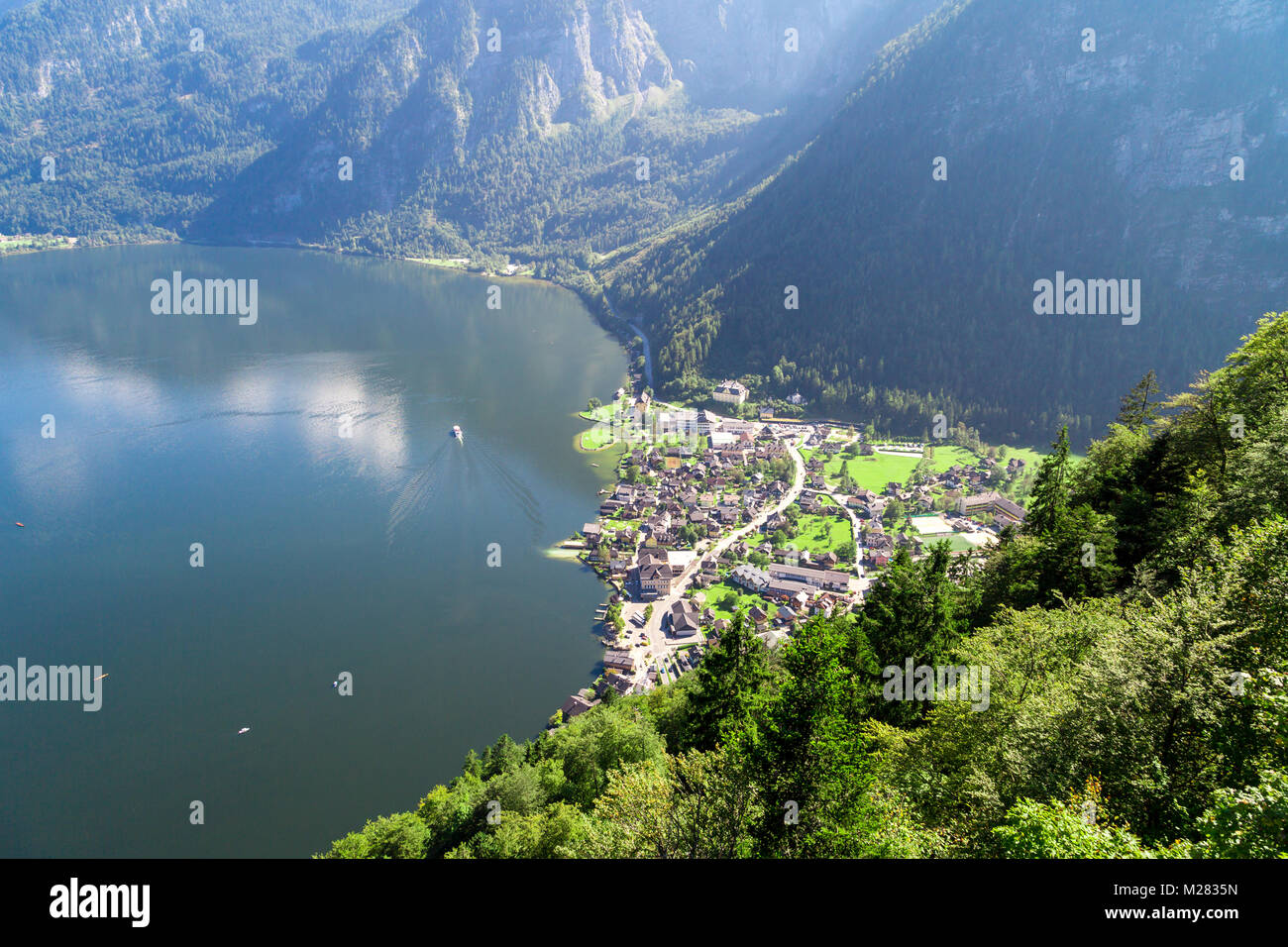 Iconico panorama di Hallstatt villaggio con fantasia case di montagna da Hallstatt lago tra alte montagne di alp. Foto Stock
