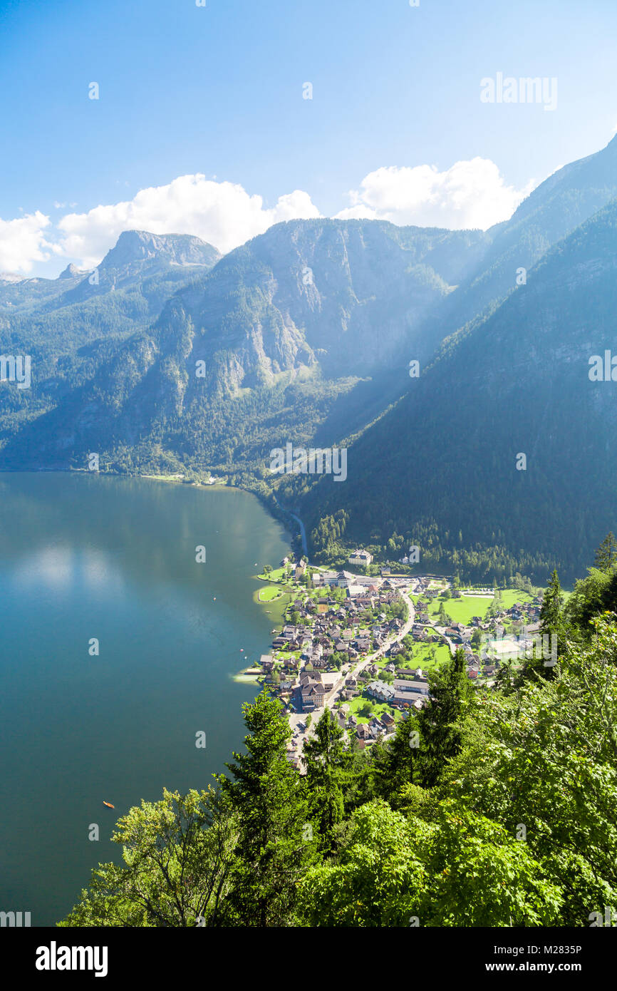 Iconico panorama di Hallstatt villaggio con fantasia case di montagna da Hallstatt lago tra alte montagne di alp. Foto Stock