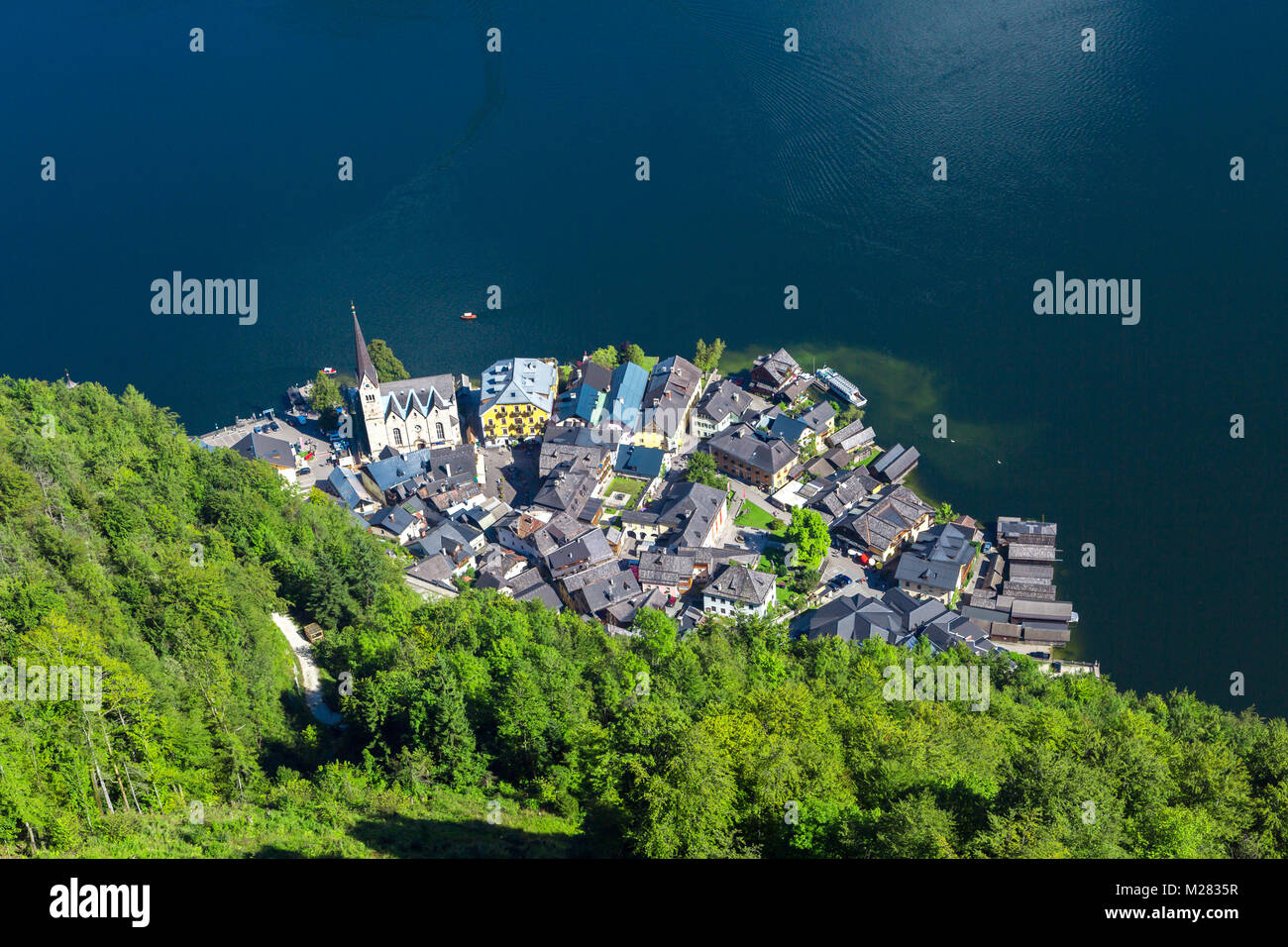 Iconico panorama di Hallstatt villaggio con fantasia case di montagna da Hallstatt lago tra alte montagne di alp. Foto Stock