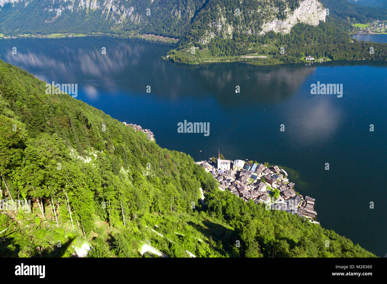Iconico panorama di Hallstatt villaggio con fantasia case di montagna da Hallstatt lago tra alte montagne di alp. Foto Stock