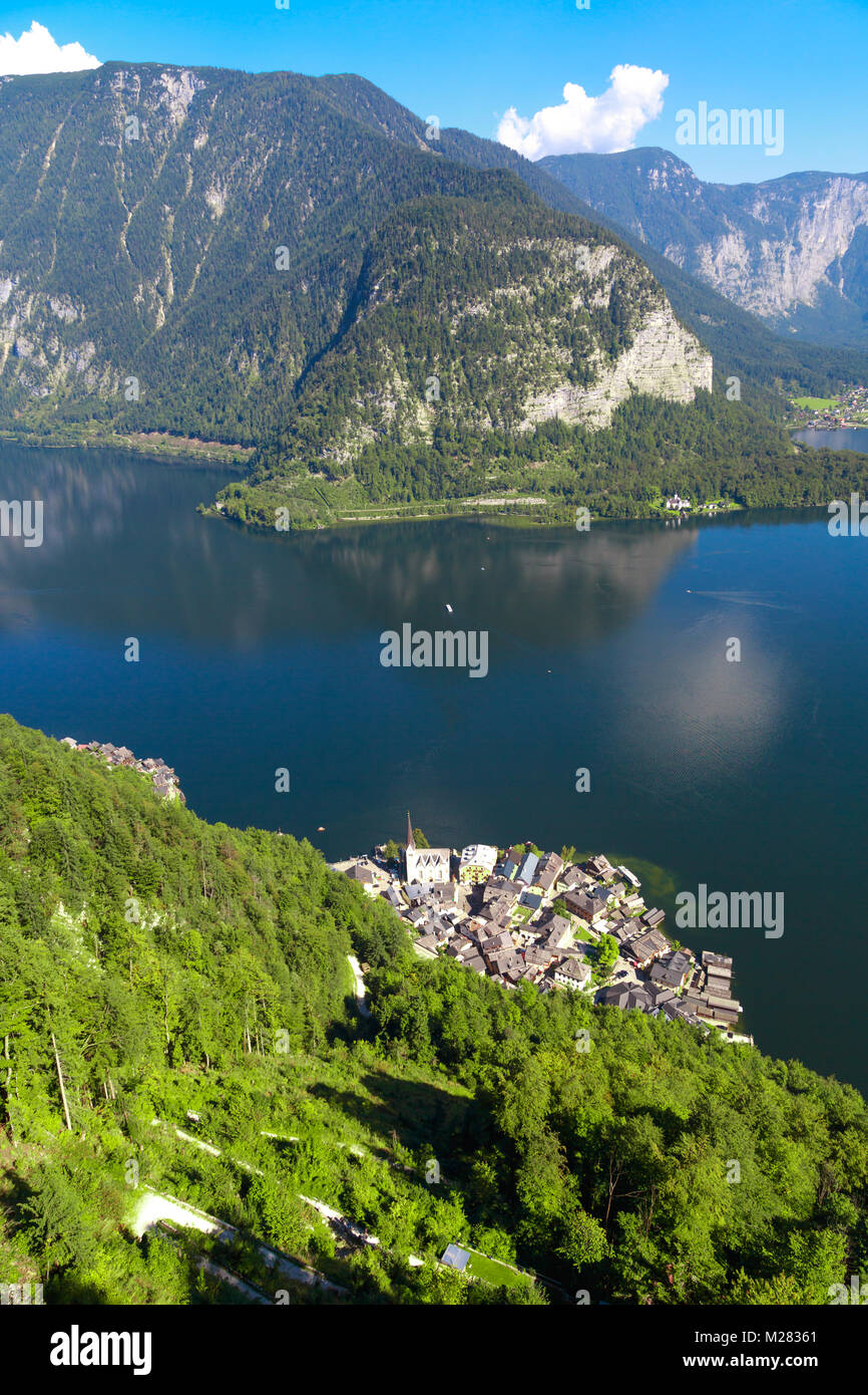 Iconico panorama di Hallstatt villaggio con fantasia case di montagna da Hallstatt lago tra alte montagne di alp. Foto Stock