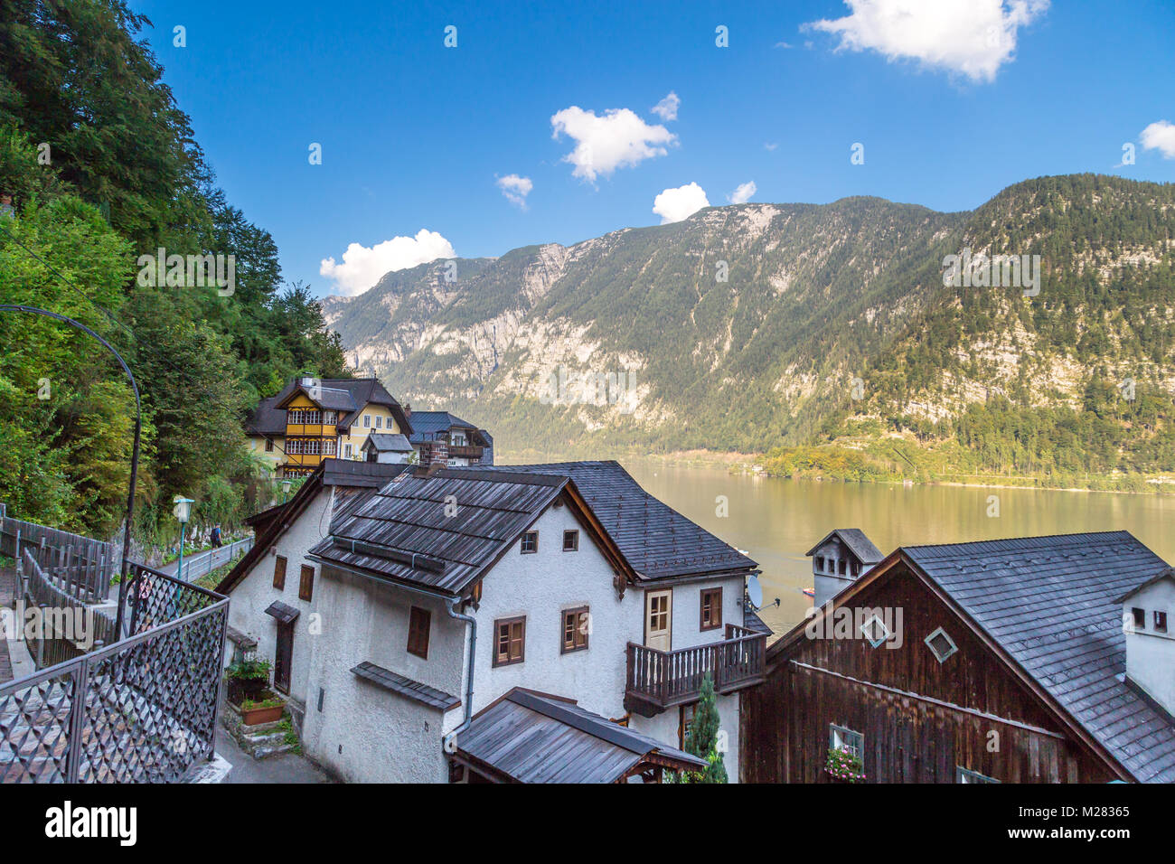 Vista del villaggio di Hallstatt con fantasia case di montagna da Hallstatt lago tra alte montagne di alp. Foto Stock
