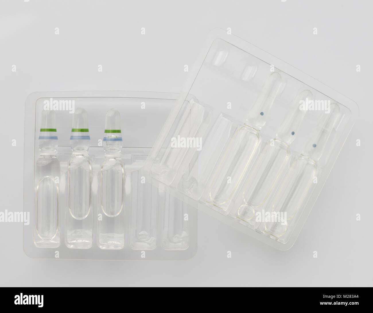 Medical flaconcini di liquido per iniezione in contenitori di plastica su  uno sfondo bianco. La vista dall'alto Foto stock - Alamy