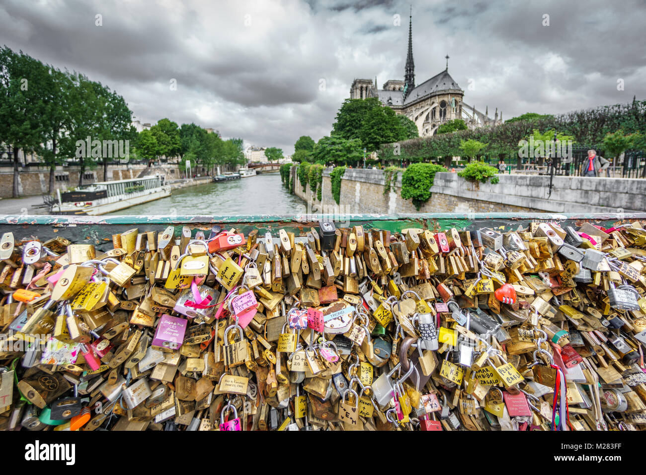 Parigi, Francia - 15 Marzo 2015: Pont de l Archeveche con amore i lucchetti di Parigi con la cattedrale di Notre Dame in background Foto Stock
