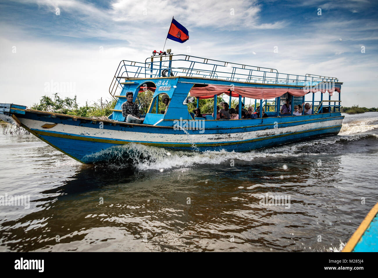 La barca turistica sul fiume, Kampong Phluk villaggio galleggiante, Siem Reap Provincia, in Cambogia. Foto Stock