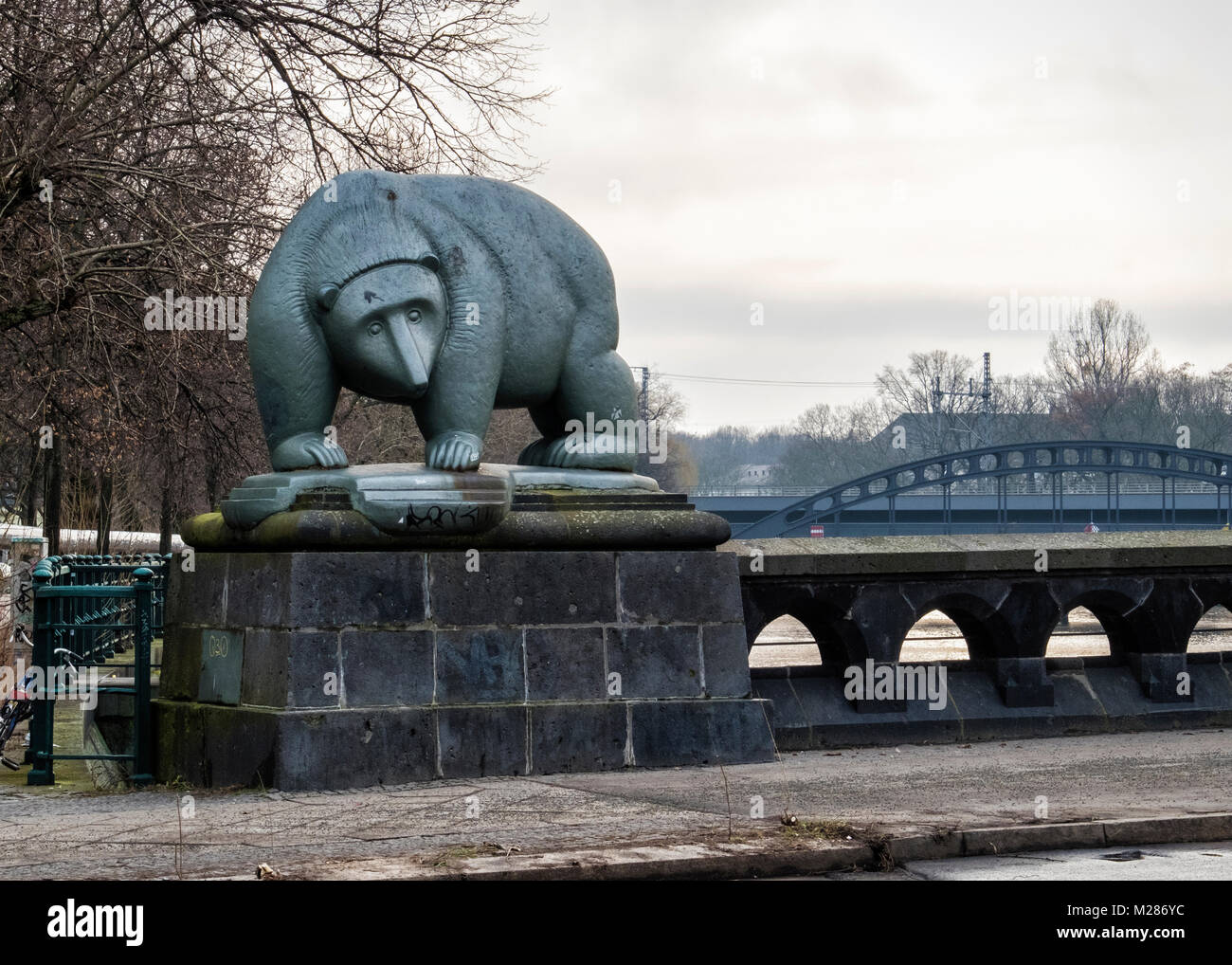 Berlin-Tiergarten,Mitte.Bear scultura su Moabiter Brücke.Moabit ponte sul fiume Spree Foto Stock