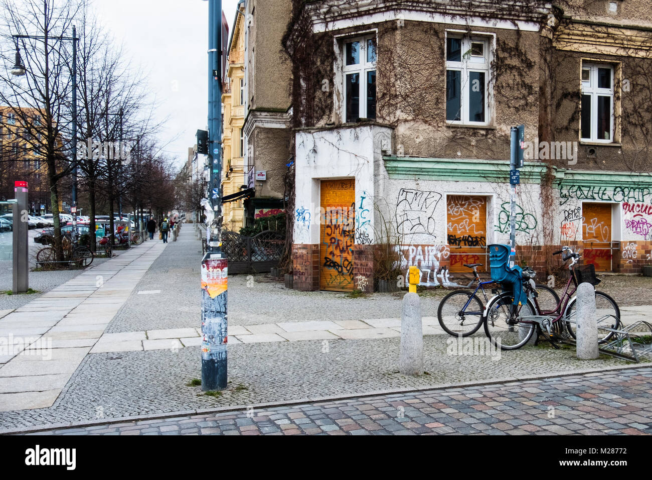 Berlino, Prenzlauerberg, coperto di graffiti-imbarcato fino vecchio ristorante nel vecchio edificio in Schönhauser Allee.In attesa di gentrification da nuovi proprietari Foto Stock