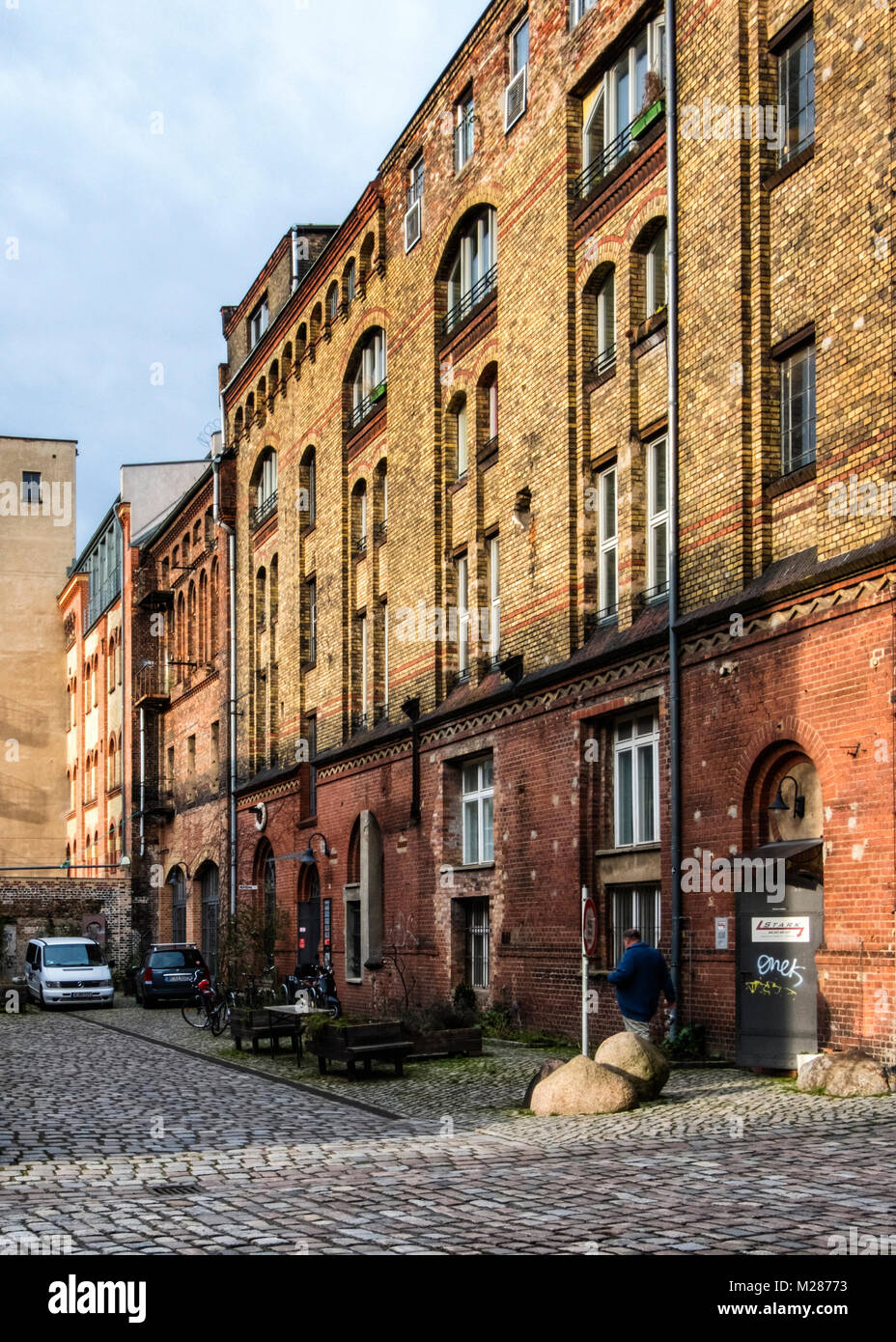 Berlino, Prenzlauerberg, cortile interno della ex fabbrica di birra Königstadt. Storico edificio di mattoni ora utilizzato come spazi uffici Foto Stock