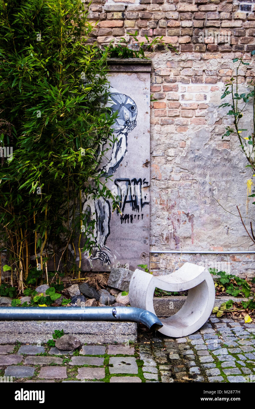 Berlino, Prenzlauerberg, cortile interno della ex fabbrica di birra Königstadt. Sistemazione esterna area con arte sul vecchio muro in mattoni. Foto Stock