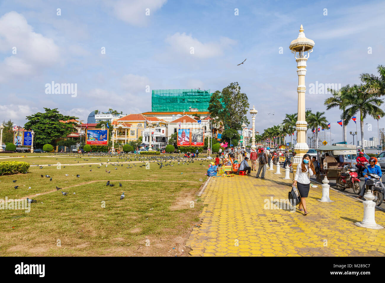 Pavimentazione giallo del trafficato popolare lungomare Sisowath Quay promenade dal Royal Palace Park, Phnom Penh, città capitale della Cambogia, sud-est asiatico Foto Stock