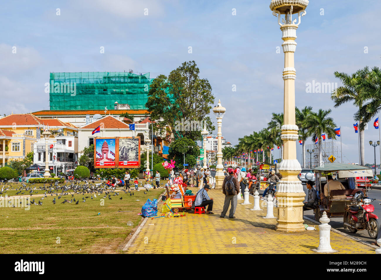 Pavimentazione giallo del trafficato popolare lungomare Sisowath Quay promenade dal Royal Palace Park, Phnom Penh, città capitale della Cambogia, sud-est asiatico Foto Stock
