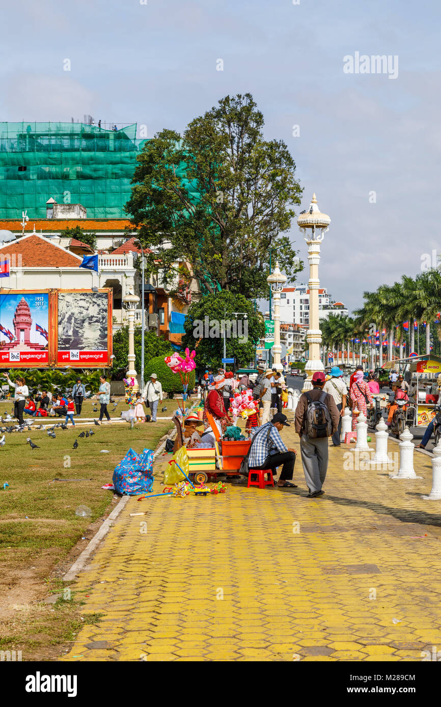Pavimentazione giallo del trafficato popolare lungomare Sisowath Quay promenade dal Royal Palace Park, Phnom Penh, città capitale della Cambogia, sud-est asiatico Foto Stock