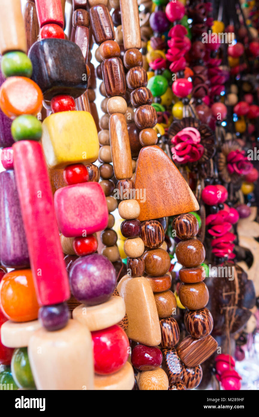 Tipici souvenir Cubano: sementi collana. Popolare in conti cubano, organico  gioielli realizzati dai Caraibi semi. Strada del mercato di Cienfuegos  city, Cuba Foto stock - Alamy