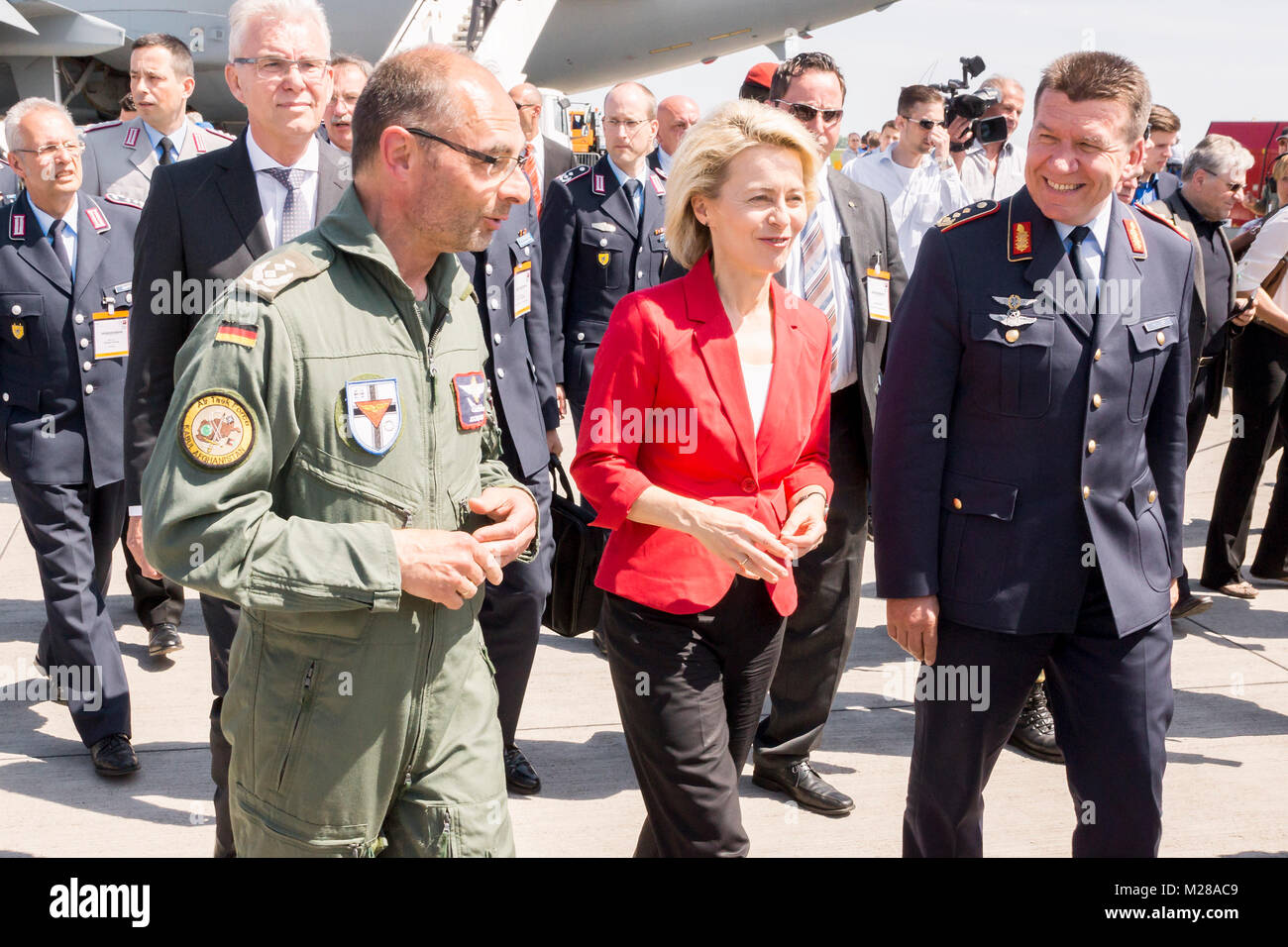 Rundgang Bundesministerin Dr. Ursula von der Leyen, MdB Bundesministerium der Verteidigung auf dem Freigelände der Bundeswehr der ILA 2014, Berlin Air Show. Foto Stock