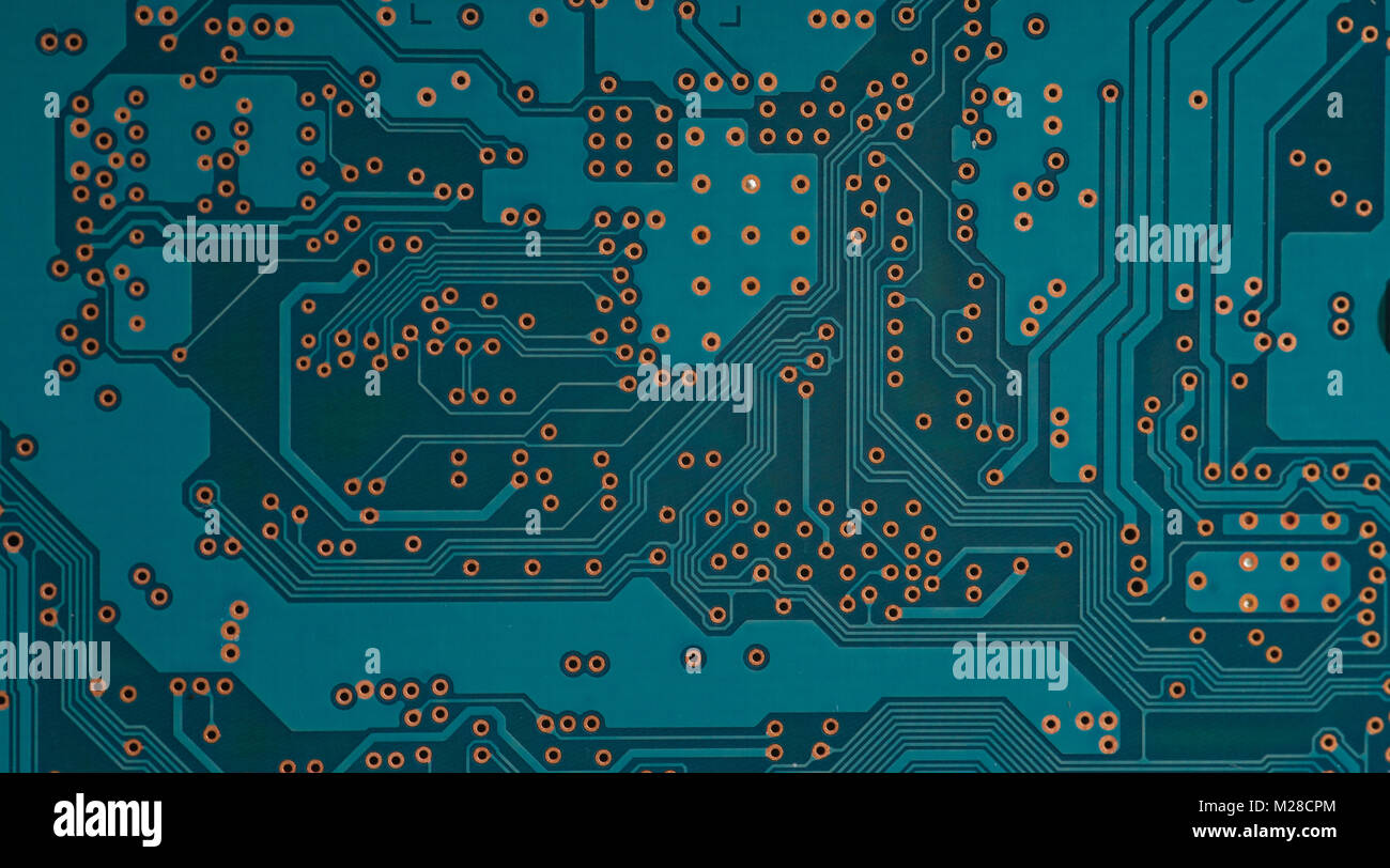 Scheda a circuito elettronico vicino. PCB blu sullo sfondo del circuito Foto Stock