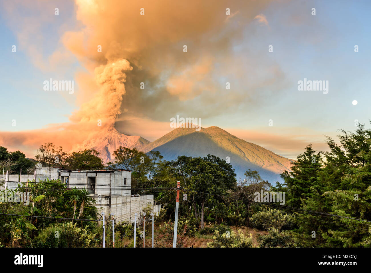 Fuego eruzione vulcanica all'alba accanto al Vulcano Acatenango con super Blue Moon, vicino a Antigua, Guatemala, America Centrale Foto Stock