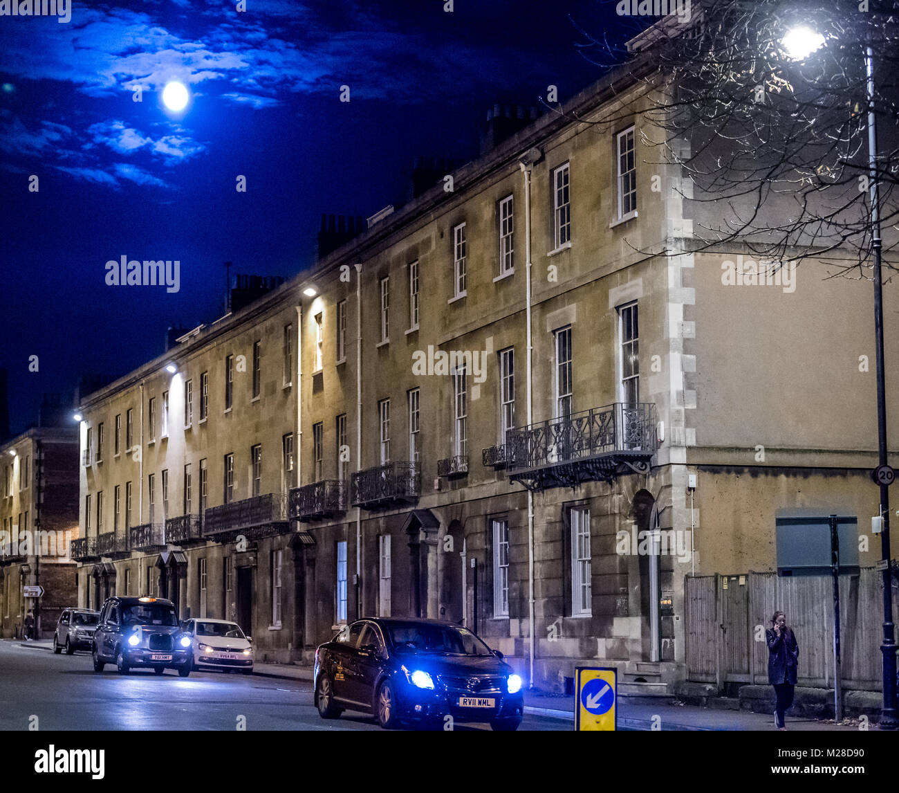La luna sorge sopra una fila di case a Beaumont Street a Oxford, Inghilterra. Foto Stock