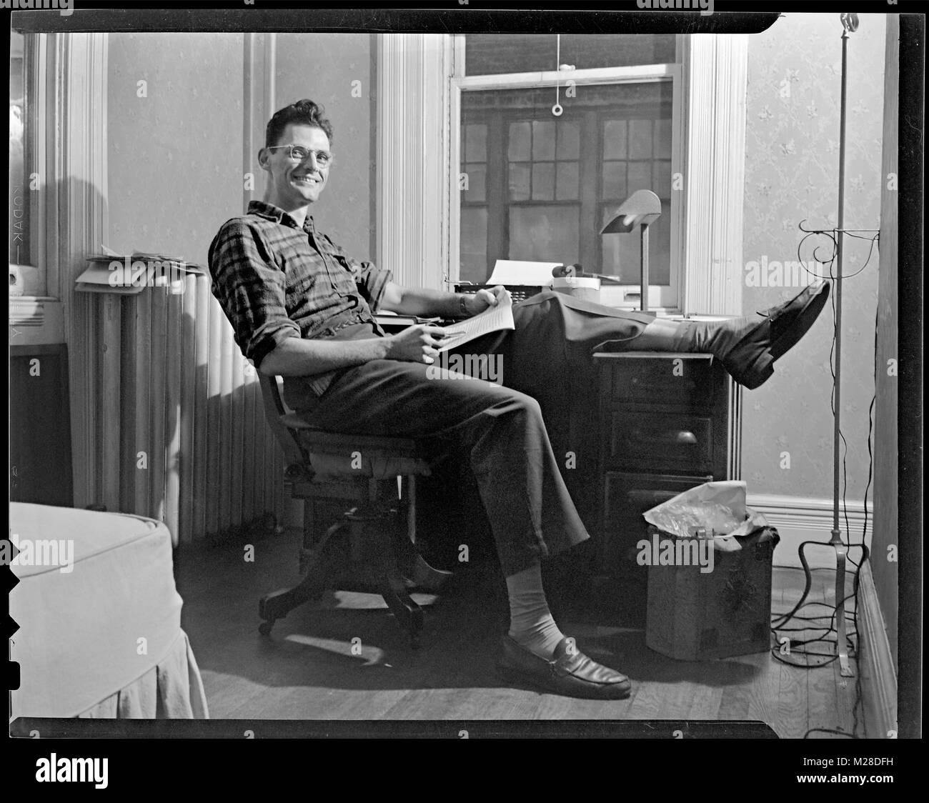 Arthur Miller lavora a New York City il 18 novembre 1945. Un leader americane commediografo di Broadway, Miller opere drammatiche includono: morte del venditore, il crogiolo e sceneggiatura per i Misfits, che era stata la moglie di Marilyn Monroe ultimo film nel 1961. Foto Stock