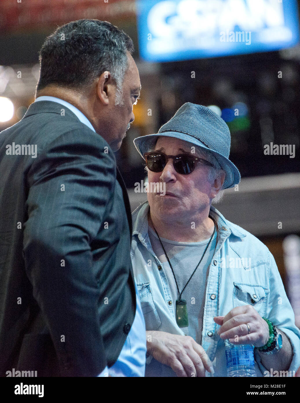 Cantante e cantautore Paul Simon e il reverendo Jesse Jackson, Suor prima dell'inizio del 2016 Convenzione Nazionale Democratica tenutosi presso la Wells Fargo Center di Philadelphia, Pennsylvania, domenica 24 luglio, 2016. Credito: Ron Sachs / CNP (restrizione: NO New York o New Jersey o giornali quotidiani nel raggio di 75 miglia da New York City) /MediaPunch Foto Stock