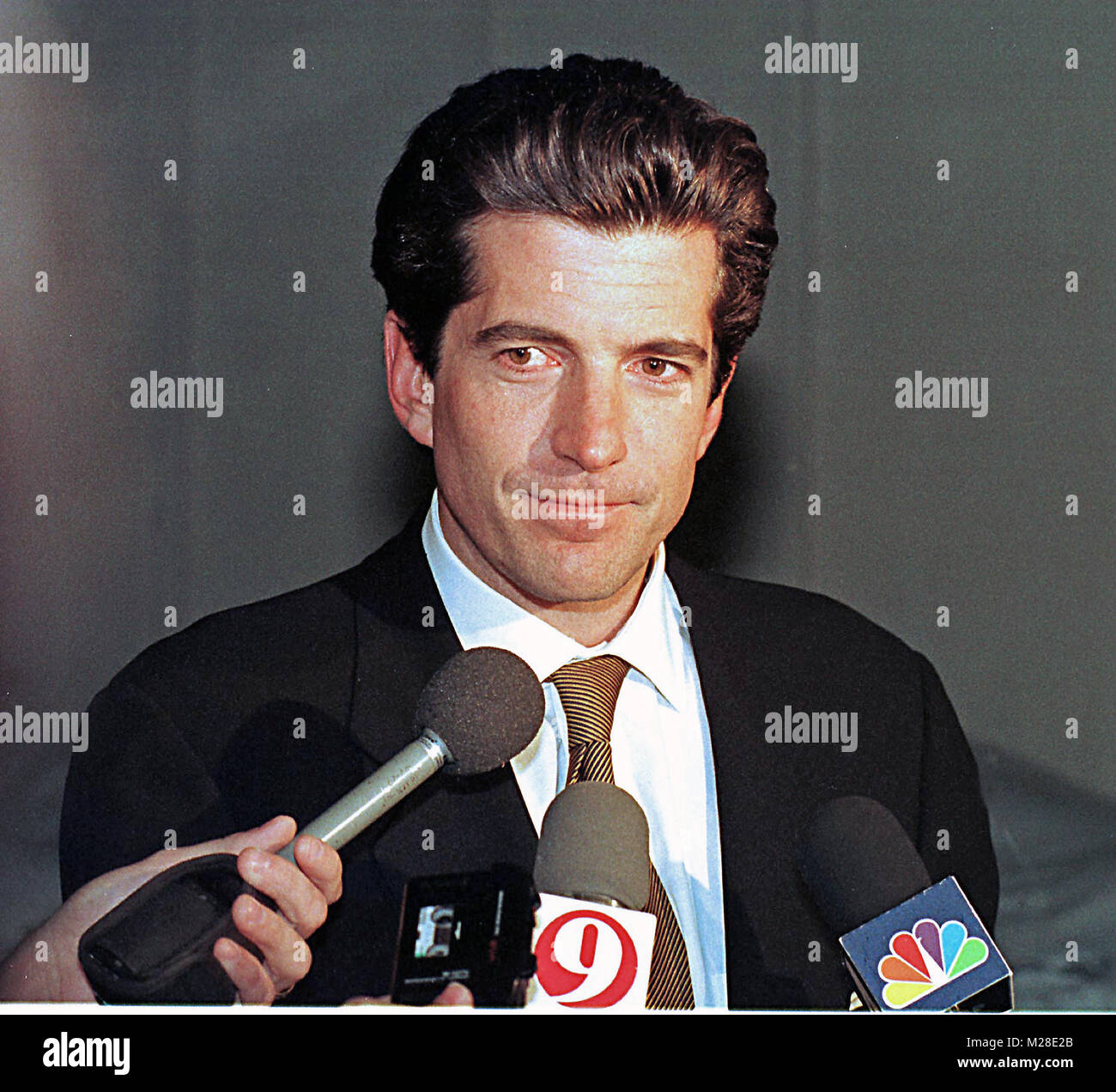 John Fitzgerald Kennedy, Jr. parla ai giornalisti dopo la sua sorpresa, uno ore di visita con Mike Tyson a Montgomery County un centro di detenzione a Rockville, Maryland il 11 marzo 1999. Credito: Ron Sachs / CNP /MediaPunch Foto Stock