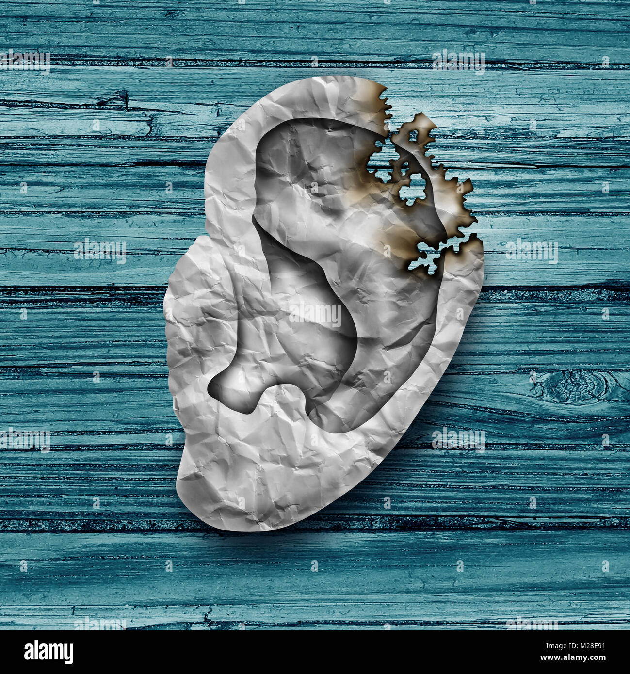 Orecchio cancro malattia medica concetto come carta sgualcita conformato come il senso dell'udito umano parte del corpo con la presenza di aree bruciate come un melanoma e carcinoma. Foto Stock