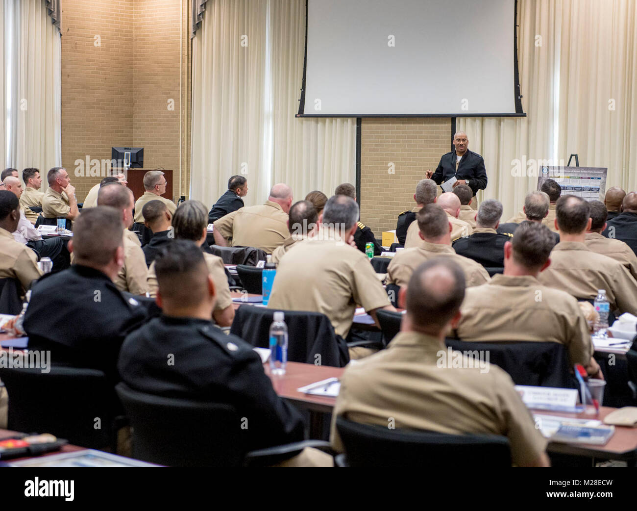 NORFOLK (GEN. 31, 2018), il comandante navale forza superficiale Atlantic, posteriore Adm. Jesse A. Wilson Jr., ospitato waterfront leadership per un comandante di formazione del simposio. Durante la conferenza di due giorni, i leader hanno discusso la manning, di formazione e di dotare la forza di superficie, nonché la loro disponibilità, la proprietà, conformità, di apprendimento e di valutazione. (U.S. Navy Foto Stock