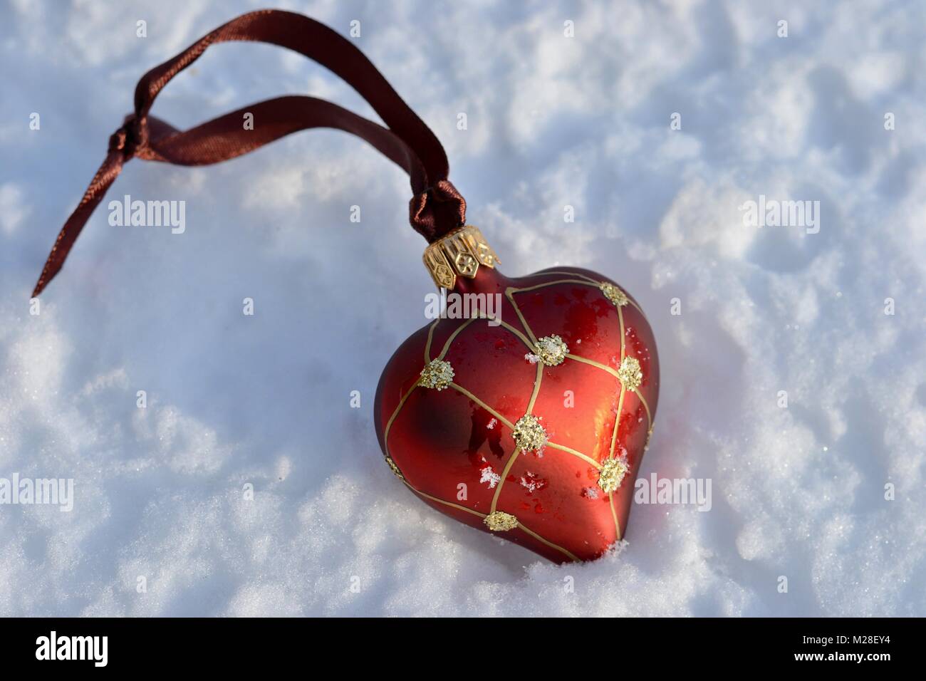 Rosso e oro ornamento di calore nella neve Foto Stock