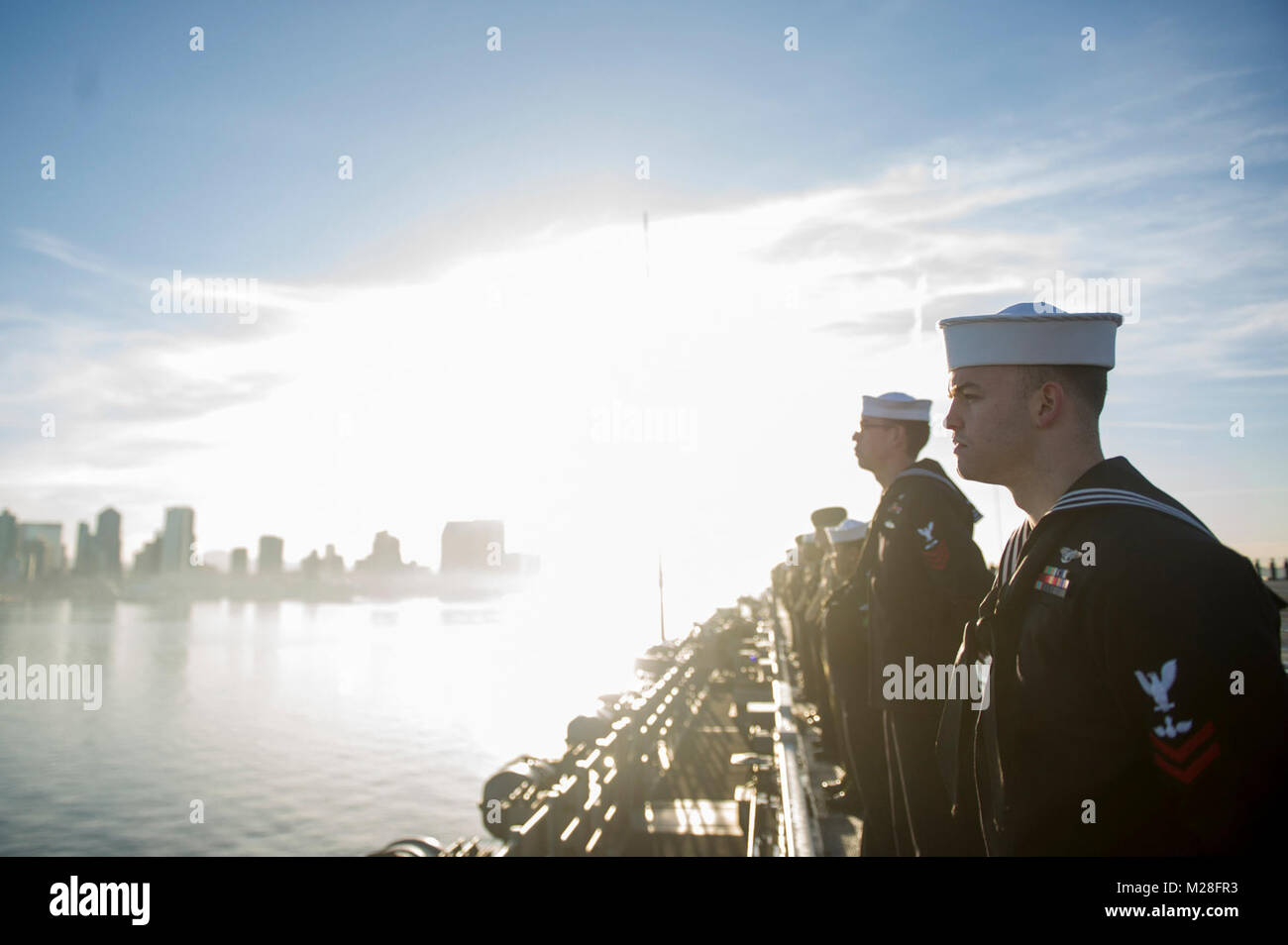 La base navale di SAN DIEGO (feb. 2, 2018) Marinai e Marines a bordo dell'assalto anfibio nave USS America (LHA 6) uomo le rotaie come la nave ritorna alla sua homeport della Base Navale di San Diego a seguito del loro primo spiegamento operativo. America, parte dell'America anfibio gruppo pronto, con avviato xv Marine Expeditionary Unit, è di ritorno da una regolare distribuzione programmata per il Pacifico occidentale e nel Medio Oriente. Gli Stati Uniti Marina ha pattugliato l'Indo-Pacifico regione di routine per più di 70 anni di promozione della pace e della sicurezza. (U.S. Navy Foto Stock