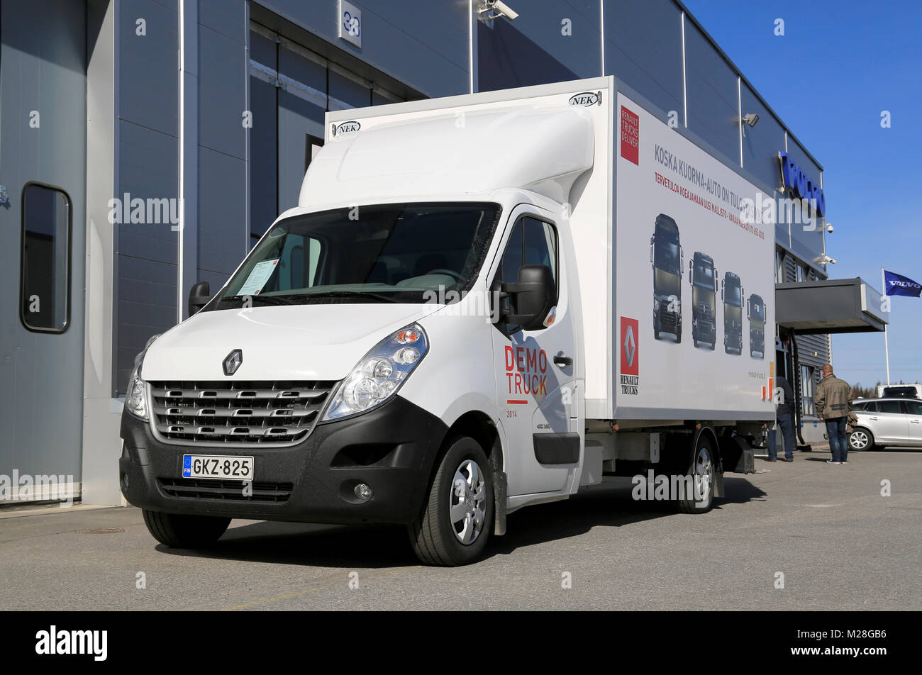 LIETO, Finlandia - Aprile 5, 2014: Renault Trucks presenta Master CC 15.0.35 L3 carrello come parte della loro nuova gamma di Volvo Trucks e Renault Trucks strade Foto Stock