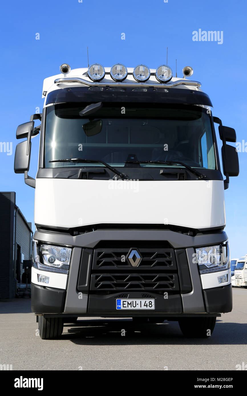 LIETO, Finlandia - Aprile 5, 2014: Renault Trucks presenta la nuova gamma T per long haul a Volvo Trucks e Renault Trucks roadshow. Foto Stock